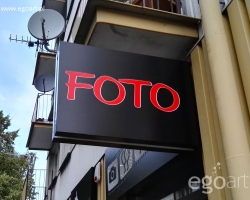 studiofoto-czarne-kasetony-z-dibondu-lublin-fotograf-lublin-reklama-swiecaca-dwustronny-prostopadly