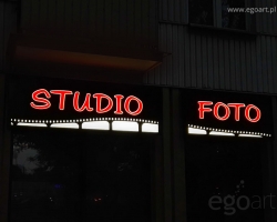 studiofoto-czarne-kasetony-z-dibondu-lublin-fotograf-lublin-reklama-swiecaca