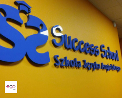 logo przestrzene z licem z plexi niebieskiej