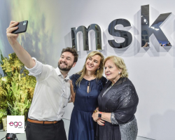 napis-zlote-lustro-logo-przestrzenne-3d-na-sciane2