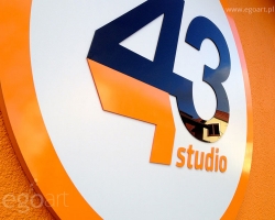 studio43-swidnik-logo-przestrzenne-logo-3d-styrodur-malowany4cm-plexi-czarna