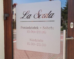 Folia mrożona godziny otwarcia lokalu