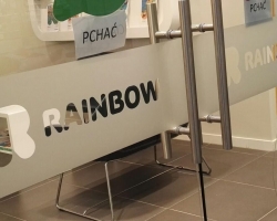 Folia mrożona z logo na drzwi