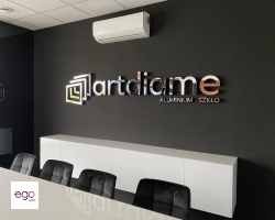 logo 3d z licem srebrne lustro plexi