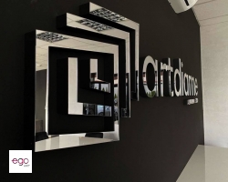 logo 3d z licem srebrne lustro plexi