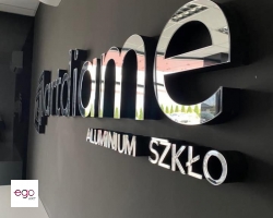 logo 3d z licem srebrne lustro plexi