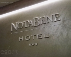 notabene-hotel-logo-3d-lico-z-plexi-styrodur