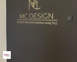 Logo-z-zlotej-plexi-lustro-do-studia-projektowania-wnetrz