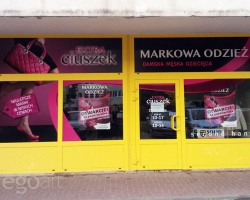 oklejanie-witryn-folia-z-grafika-kolorowa-sklep-odziezowy-lublin