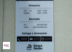 tablica-z-plexi-na-dystansach-aluminiowych