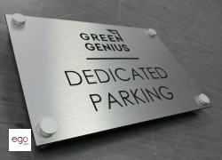 tablicznka-alubond-na-dystansach-uluminiowych